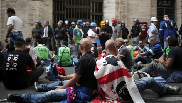 Redazione di Operai Contro, ancora una volta i sindacati ci hanno condotto a Roma come tappeto al loro tavolo. Siamo 300 cassaintegrati protestiamo chiedendo “lavoro vero, non ammortizzatori sociali”. Il tavolo tra le istituzioni e i sindacati si conclude con la promessa di valutare la possibilità di un altro anno di cassa integrazione per i circa 500 lavoratori di cui la multinazionale dell’alluminio aveva annunciato la mobilità. Inoltre, entro fine novembre ci sarà un confronto tra Alcoa e Klesch per verificare se ci sono le condizioni per una conclusione positiva della vendita. Quando la finiremo di fare gli osservatori […]