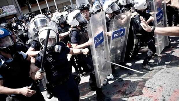 Redazione di Operai Contro, Dai social Network si apprende che la gente protestava davanti al tribunale dove si stava svolgendo il processo farsa a carico del poliziotto che aveva sparato a bruciapelo al manifestante qualche mese fa. Quando è stata rinviata la sentenza al 2 dicembre, con l’accusa di semplice eccesso di autodifesa dopo che l’avvocato difensore aveva chiesto l’assoluzione sostenendo che il poliziotto ha sparato perchè si trovava in pericolo di vita, la folla ha cominciato a gridare: “Vergogna, assassini” e la polizia ha subito caricato. Sono così seguiti scontri violenti nel quale sono stati usati cannoni ad […]