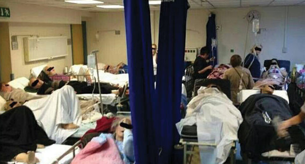 Redazione di Operai Contro, con i tagli la popolazione Greca è stata maciullata. Non è molto diversa la situazione in Italia con i continui tagli alla sanità Un operatore sanitario Immagini da terzo mondo stanno facendo il giro della rete, con il più grande ospedale della Grecia, l’Evanghelismos di Atene, protagonista di una foto diffusa dell’ordine dei Medici in cui sono ritratti pazienti ammassati come sardine “in attesa di una tac, perché il prezioso strumento diagnostico era guasto”, si giustificano dal ministero. Mentre malati e parti sociali parlano di sanità pubblica ormai allo sbando, con la possibilità di curarsi affidata solo […]