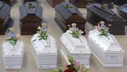 Egregio Direttore I famigliari trattenuti come malfattori dalle forze dell’ordine. Non possono avvicinarsi alle bare, sulle quali vorrebbero mettere almeno la foto del loro caro. Invece sulle 339 bare dei migranti annegati il 3 ottobre, è rimasto solo un numero scritto col pennarello, giusto per contarli, come si conta qualsiasi cosa. Le disposizioni dello Stato sono state chiare: non identificare le salme, in modo che nessun  famigliare li possa piangere da morti. Morti naufraghi con la colpa di essere considerati clandestini, anche da morti lo Stato gli nega l’identità. Sarà un funerale di guerra, come se andassero tutti in […]