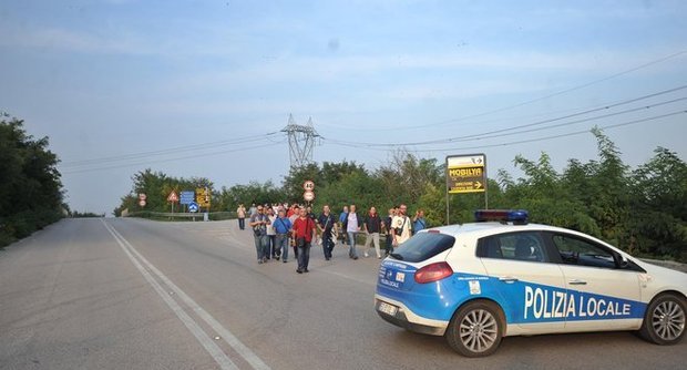 gli operai dello stabilimento Indesit di Teverola-Carinaro hanno bloccato questa mattina l’accesso alla Fabbrica. Non si entra e non si esce dalla fabbrica. Stop anche ai rifornimenti. I camion sono rimasti fermi all’ingresso. Una nuova protesta spontanea contro il piano di tagli dell’azienda, che non piace agli operai In risposta alla manifestazione la direzione aziendale ha poi emesso una nota nella quale dà «una giornata di libertà» ai lavoratori. Lo sciopero a scacchiera, articolato su diversi turni, è durato per tutta la giornata. Nel pomeriggio la protesta è ripresa in strada, dopo la decisione dell’azienda di concedere la giornata […]