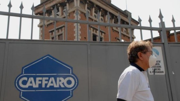 Redazione di OperaiContro, “Il Manifesto” pubblica a firma di Andrea Tornago un’illuminante intervista al ministro Orlando sulla situazione ambientale dello stabilimento CAFFARO a Brescia. La fabbrica ha prodotto per anni policlorobifenili (PCB), tra le sostanze più altamente letali per le specie viventi; simili casi si sono registrati, a titolo esemplificativo, con gli stabilimenti MONSANTO negli Stati Uniti. In seguito a ciò sono stati istruite decine di processi. Stime istituzionali parlano di 1 miliardo e mezzo di euro solo per il sito di interesse nazionale per la bonifica del territorio; Orlando candidamente sostiene che il suo dicastero “non ha fondi […]