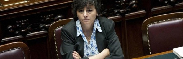 Redazione di Operai Contro, i ministri della repubblica dei padroni sono sempre più amati. Il minimo che si beccano è il grido di assassini. Ieri grande accoglienza all’Università della Calabria al ministro dell’Istruzione, Maria Chiara Carrozza. Pietre e uova contro le auto della delegazione del ministro. I dimostranti hanno chiesto la liberazione dei giovani arrestati a Roma sabato scorso, la riduzione delle tasse universitarie, garanzie sul diritto allo studio ed il reddito minimo garantito. In serata peraltro Anonymous – attraverso la sua pagina facebook – ha comunicato di aver oscurato il sito del ministero dell’Istruzione “in segno di solidarietà con […]