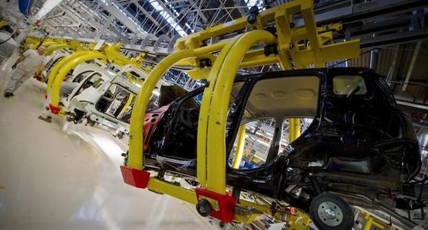 Redazione di Operai Contro, Le notizie non sono ancora rosee sul fronte del mercato italiano dell’auto e la Fiat comunica la settimana corta a Pomigliano, dopo aver già fermato le produzioni dal 7 al 13 ottobre. Dopo i Sabati di straordinario non pagato, la Fiat ci sbatte nuovamente in Cassa Intanto la direzione dell’impianto stamane ha comunicato ai sindacati che le produzioni si fermeranno venerdi 25 ottobre, con la consguente cassa integrazione per i 3200 addetti in attiività ( altri 1400 sono in cassa a zero ore da anni ). La prossima settimana chiusura anticipata al secondo turno di […]
