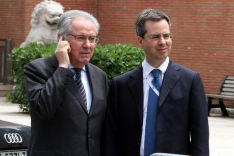 Redazione di Operai contro, Il Padrone Matteo Colaninno è il responsabile economico del Pd. Noi operai non ci scandalizziamo, un partito dei padroni è fatto da padroni I padroni saccheggiano lo stato a loro piacimento. Letta il nipote di Letta maggiordomo del pregiudicato Berlusconi. In effetti sono tutti dei delinquenti. Colaninno non ha problemi: lui deve rubare soldi allo stato. Altro che conflitto di interessi tra la carica che ricopre nel Pd, come responsabile economico, e il suo ruolo di amministratore delegato della Omniaholding”. A spiegarlo è Matteo Colaninno a Filippo Barone durante un servizio mandato in ondata a “La Gabbia”(La7) in cui […]