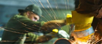 Redazione di Operai Contro, I numeri della Grande Crisi (2008-2013) spiegano più di mille parole in che cosa consiste il fallimento del capitalismo e la crescita dell’esercito degli operai disoccupati. Secondo i dati forniti dall’ufficio studi Cerved al Corriere della Sera – l’industria ha perso circa seimila aziende,passando da un totale di 42mila alle attuali 36mila (-14,1%). Peggio in proporzione ha fatto il settore delle costruzioni che è crollato del 22,4% con una diminuzione netta di 4.447 aziende (e quei caschi riversi a terra a piazza Affari sono lì a testimoniarlo). Non bene neanche il terziario che sconta una diminuzione di […]