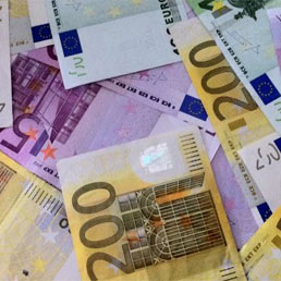 Redazione di Operai Contro, Letta continua a mentire. Nessun paraculo della carta stampata e della TV osa mettere in dubbio le parole di questo ciarlatano.L’unico merito di Letta è quello di essere il nipote del maggiordomo di Berlusconi. Debito pubblico record a 133,3% nel secondo trimestre 2013 per l’Italia, in crescita del 3 punti percentuali rispetto ai primi tre mesi dell’anno quando era al 130,3%. Sono i dati diffusi da Eurostat. Resta il secondo debito pubblico Ue più alto dopo la Grecia (169,1%) e con uno dei maggiori incrementi tra primo e secondo trimestre di quest’anno. Il debito pubblico […]