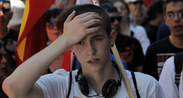 redazione di Operai Contro, Letta è un imbroglione al pari dello zio ricco maggiordomo del pregiudicato Berlusconi Letta grida che la crisi è finita, forse per il suo portafoglio e quello dei suoi complici non è mai iniziata. La disoccupazione raggiunge un nuovo record, con i dati peggiori dal 1977 a oggi. Se il tasso generale sale al 12,5%, a soffrire di più sono ancora una volta i giovani che arrivano al 40,4%. Lo rivelano i dati provvisori dell’Istat. Secondo l’istituto di statistica, il tasso di disoccupazione a settembre del 12,5% è in rialzo di 0,1 punti percentuali su agosto e […]