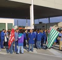 Redazione di Operai Contro, dai vari tavoli vengono fuori solo nuovi licenziamenti I sindacalisti ci invitano a inutili processioni. La verità è che tra operai Electrolux er operai dell’indotto ci saranno 4 mila operai licernziati Qualche cretino del governo e qualche cretino e leccaculo dei giornali parla di fine della crisi. Operai occupiamo le fabbriche e portiamo nelle città la nostra lotta Un operaio electrolux