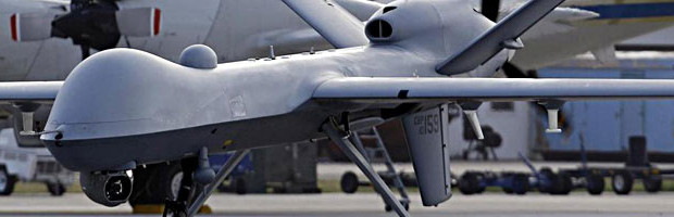 Redazione di Operai Contro, il governo Letta decide di militarizzare il canale di Sicilia mobilitando navi da guerra, elicotteri, aerei e droni per pattugliare quel tratto di mare allo scopo di impedire agli immigrati di sbarcare in Italia. Un dispiegamento di forze militari “umanitario” che tra i suoi effetti avrà anche quello di tornare utile al capo di Stato maggiore della Marina, ammiraglio Giuseppe De Giorgi, per giustificare agli occhi dell’opinione pubblica la sua recente richiesta di 10 miliardi di euro di investimenti pubblici per rinnovare la flotta navale italiana: a partire dall’acquisizione di dodici unità multiruolo di tipo Lcs (Litoral Combat Ship, ovvero navi da combattimento costiero) […]