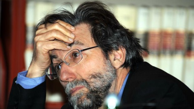 Caro Direttore “Il fallimento di una classe dirigente”. Questo tra virgolette è il sottotitolo di un articolo di prima pagina del Corriere di oggi, a firma E.G. della Loggia. Un lungo articolo in cui riferendosi al governo Letta e a quelli che lo hanno preceduto, l’autore rileva: “l’aspettativa di un mutamento radicale tradita anche dalle larghe intese”. E sempre riferendosi al governo Letta, chiude l’articolo con questa considerazione: “si tira a campare con le larghe intese, questo sì: ma a forza di tirare a campare alla fine si può anche morire”. Operai, sappiamo che prima di morire la borghesia […]