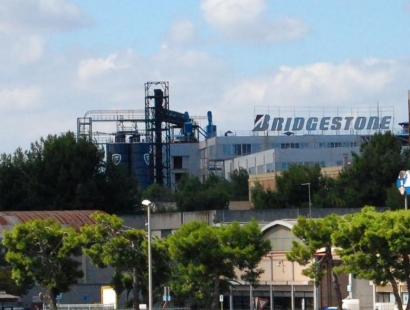 Redazione di Operai Contro, un’altra vittoria dei tavoli. Azienda, sindacati e istituzioni firmano al ministero dello Sviluppo economico l’accordo sul piano per la riconversione aziendale Ora si apre un nuovo percorso con 31 milioni di investimenti promessi in cinque anni e l’impegno dell’azienda nel mantenere la propria attività a Bari con i primi 377 licenziamenti . “E’ la migliore soluzione possibile, abbiamo scongiurata la vendita”, commenta il ministro dello Sviluppo, Flavio Zanonato. Mentre il presidente della Regione Puglia, Nichi Vendola saluta l’accordo come “l’esito positivo di una straordinaria battaglia dei lavoratori”, Il piano ora prevede la riorganizzazione degli impianti […]