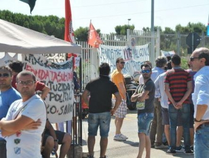 Redazione di Operai Contro, gli operai che lottano pacificamente contro i licenziamenti vengono trasformati in fantasmi. E’ accaduto agli operai della Om di Bari, accadrà agli operai della Jabil e accaduto a centinaia di   fabbriche e a migliaia di operai T’invio un articolo della Gazzetta del Mezzogiorno di CRISTIANA CIMMINO BARI – «L’Italia è una Repubblica democratica, fondata sul lavoro», recita il primo articolo della Costituzione italiana. Forse sarebbe meglio abolirlo, perché oggi quella frase appare come una presa in giro, una crudele boutade. Vallo a dire agli operai della Om carrelli cui la multinazionale tedesca Kion, proproprietaria […]