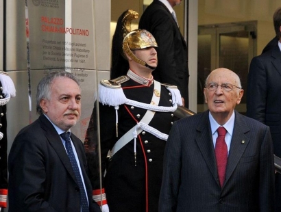 Redazione di Operai Contro, Napolitano ha finito le barzellette ora racconta favolette. «Quello della disoccupazione giovanile è il problema numero uno, il problema più assillante del nostro paese». Lo ha detto il presidente della Repubblica, Giorgio Napolitano, parlando oggi a Bari in una visita che è stata contrassegnata interamente dall’emergenza lavoro. Il capo dello Stato ha ricordato che ormai il problema della disoccupazione giovanile «emerge tra i più gravi anche in Europa». Ed ha aggiunto che sia l’Europa che il governo italiano «stanno facendo uno sforzo» per mettere a punto “indirizzi di politica economica che comprendono come sia sempre […]