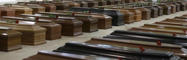 Redazione di Operai Contro, quando Letta andò a Lampedusa a farsi le foto promise funerali di stato per gli immigrati uccisi e nessun procedimento penale per i sopravvissuti. Non era vero niente Nessun funerale, né di Stato e nemmeno di paese, ma solo una tumulazione anonima in uno sperduto cimitero siciliano. È il triste destino delle 373 vittime della tragedia di Lampedusa, naufragate al largo dell’isola dei Conigli il 3 ottobre scorso. Ma appena la spia dell’emergenza ha smesso di lampeggiare, ecco partita la normalizzazione: lancio a tappe forzate dell’operazione Mare Nostrum, e inizio dell’inchiesta per immigrazione clandestina per i 155 superstiti […]