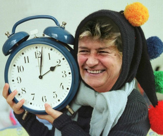 CGIL CISL UIL hanno deciso di rispondere con un finto sciopero generale al malessere che la nuova Legge di Stabilità, alias vecchia finanziaria, sta evidentemente provocando tra i loro iscritti. Una manovra da far pagare ai pensionati, ai quali non si applicherà neppure quella miseria di sgravio fiscale che frutterà ai lavoratori attivi forse 30 centesimi al giorno, ma che in compenso si vedranno ridotta di un punto l’aliquota delle spese detraibili per interessi dei mutui, spese mediche e per l’istruzione; ai dipendenti pubblici che da cinque anni non vedono uno straccio di contratto e a quanto pare non […]