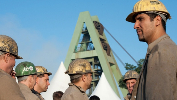 Redazione di Operai Contro, I tre minatori dati per dispersi nell’esplosione della miniera tedesca del 1° ottobre sono stati trovati morti. Nella moderna e ricca Germania, modello del capitalismo europeo, esempio di civiltà, gli operai muoiono ammazzati in fabbrica come in Italia, in Sud Africa, Cina e nel resto del mondo. E’ successo ieri, primo ottobre, a Unterbreizbach in Turingia nella miniera di potassio del gruppo Kali-Verbund an der Werra. Il portavoce del sindacato dei minatori ha detto che ormai in Germania neanche si sa più che esistono le miniere. Invece la sola K+S Kali GmbH proprietaria della miniera dove è […]