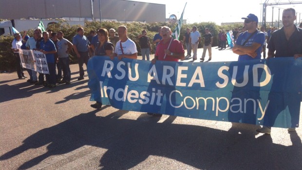 La partita si gioca sui numeri, ma non è solo una questione di calcolatrice. «Non serve a niente salvare adesso alcuni posti – dice un lavoratore di Fabriano -, tanto se non ci buttano tutti oggi, succederà tra un anno, magari fra due». Lunedì scorso la Indesit ha illustrato al ministero dello Sviluppo il nuovo piano industriale: dai 1425 esuberi previsti a giugno la cifra è scesa a quota 1030, con «la possibilità di accompagnarne 330 alla pensione nel periodo coperto dagli ammortizzatori». Nei prossimi cinque anni poi – ma sono solo stime – «è prevedibile il reimpiego graduale […]