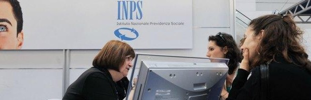 Redazione di Operai Contro, andremo in pensione a 70 anni. Allora l’INPS sarà fallita e non avremo nessuna pensione Un bilancio in rosso di quasi 10 miliardi di euro: è questo il risultato dell’incorporazione dell’Inpdap, soppressa a gennaio, nell’Inps. Nel 2012, l’istituto di previdenza ha registrato un disavanzo economico di 12,216 miliardi di euro, con un incremento di 9,955 miliardi rispetto al 2011. Per effetto del risultato economico di esercizio, il patrimonio netto dell’Inps al 31 dicembre 2012 risulta pari a 21,875 miliardi. E’ quanto emerge dalla nota che annuncia l’approvazione del bilancio da parte del Consiglio di indirizzo e vigilanza (Civ) dell’Inps. Contro l’approvazione del bilancio […]