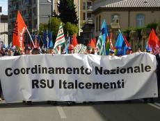 Caro Operai Contro, senza la mobilitazione degli operai, il Ministro non si presenta neanche all’incontro. Lui non ha fretta ma per 400 esuberi si avvicina il licenziamento. Al telefono il Ministro parla con i funzionari di Cgil, Cisl, Uil. Promette di allungare la cassa integrazione e di mettere soldi per gli investimenti. Il sindacato ringrazia, ma i 400 esuberi dichiarati da Italcementi restano invariati. Senza lotta e mobilitazioni non è possibile opporsi ai licenziamenti. Gli operai e i lavoratori dell’Italcementi lo sanno bene, perciò, o decidono forme di lotta e s’impongono sui loro funzionari, oppure per lottare prendano un’altra […]
