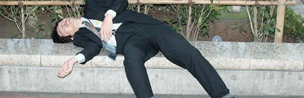 Redazione di Operai Contro, la scorsa settimana la Corte Suprema del Giappone se ne è uscita con un’altra, inquietante quanto bizzarra, sentenza la Corte è riuscita a stravolgere, ribaltandolo, uno dei principi fondamentali dell’ordinamento giuridico: la pubblicità delle sentenze. Rispondendo (dopo tre anni ) al ricorso di una organizzazione non governativa che si era vista respingere dall’Ufficio provinciale del lavoro la richiesta di ottenere copia di una sentenza riguardante un caso di karoshi (morte da superlavoro, una delle piaghe sociali del Giappone, ma non solo), la Corte Suprema ha confermato la decisione della Corte d’Appello di Osaka, che aveva […]