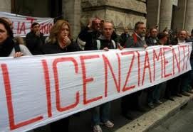 Redazione di Operai Contro, In questi giorni la CGIL e la FIOM di tutte le regioni stanno facendo assemblee contro la crisi e le chiusure delle fabbriche. Ma tante fabbriche sono state chiuse grazie ad accordi firmati da funzionari senza scrupoli, che approfittano della buona fede degli operai per condurli alla sconfitta. In più stanno chiedendo agli operai di uscire in piazza a manifestare e fare sfilate a Roma, dopo averli messi in strada come documenta questi aziende(Candy,Ferrari…) di Lecco. Saluti un operaio di Lecco.