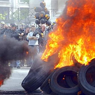 Che brutta fine abbiamo fatto! Poveri noi e povera Italia! Non ce lo meritavamo proprio. Ormai all’estero siamo lo zimbello di tutti. Mai prima di ora il nostro paese era caduto così in basso. Come faremo a riprenderci? Da diversi giorni queste frasi si ascoltano e si leggono sempre più spesso, in un progressivo tumultuoso senso di vergogna “collettiva” che forse raggiungerà il suo apice in caso di caduta del governo Letta. Le pensano e le dicono i benpensanti, i giusti, i democratici (in senso lato), gli indignati. In sostanza se ne riempiono la bocca, per darsi un tono […]