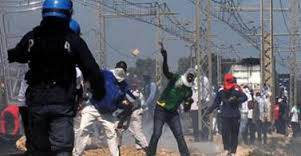 Redazione di Operai Contro, in seguito alla rivolta dei profughi di Mineo ho fatto una breve ricerca sulla rete e mi sono imbattuto in un incredibile articolo presumibilmente del gennaio 2012, ma non è l’unico dello stesso tenore. Vi anticipo che ci è voluto un bel coraggio per scrivere certe cose e il titolo la dice lunga, ma abbiate lo stomaco per leggere l’intero articolo: http://www.redattoresociale.it/Multimedia/Photogallery/Dettaglio/387561/Cara-di-Mineo-limbo-di-lusso-pagato-dallo-Stato  Un bell’esempio di quando si dice che i giornalisti non sono altro che dei pennivendoli. Spero che almeno abbia preso un bel po’ di soldi questa Rosa Maria di Natale per essere così […]