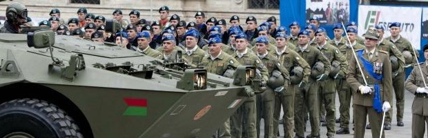 Redazione di Operai Contro, il Consiglio dei ministri del governo Letta rifinanzia con  226 milioni di euro le missioni internazionali delle Forze armate e di polizia. I ministri si sono riuniti venerdì, giorno del lutto nazionale, rispettando un minuto di silenzio per le vittime del naufragio a mezzo miglio dall’Isola dei Conigli. Ore 14.20. Un minuto dopo approvavano su richiesta del ministro della Difesa Mario Mauro e del ministro degli Esteri Emma Bonino ( la radicale pacifista)il rifinanziamento di 25 missioni per due mesi, dal 1 ottobre al 31 dicembre 2013. 226 MILIONI DI EURO PER DUE MESI PER FARE LA GUERRA NON UN EURO […]