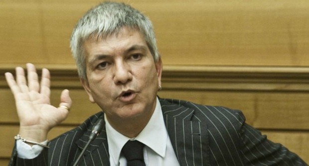 Redazione di Operai Contro, l’assassino Riva pagava tutti i  politici T’invio un articolo Un operaio dell’ILVA di Francesco Casula | 30 ottobre 2013 C’è anche il governatore di Puglia Nichi Vendola tra i 53 indagati nell’inchiesta sull’Ilva di Taranto. Concussione ai danni del direttore generale dell’Arpa Puglia, Giorgio Assennato. È questa l’ipotesi di reato contestata dal pool di inquirenti guidati dal procuratore Franco Sebastio che ha notificato gli avvisi di conclusione dell’indagine nella quale sono accusati del disastro ambientale e sanitario di Taranto Emilio, Nicola e Fabio Riva, i vertici della fabbrica e, con capi d’imputazione differenti, anche politici, funzionari ministeriali e locali, membri delle forze dell’ordine, un ex consulente della procura, […]