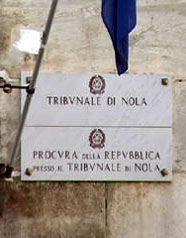 Redazione di Operai Contro, Nola dista da Pomigliano pochi chilometri. A Nola c’è il tribunale. Le cause di lavoro vengono gestite da questo tribunale, comprese quelle dello stabilimento FIAT. Il tribunale di Nola è lentissimo. Sono centinaia i ricorsi degli operai che giacciono negli archivi senza soluzione. Tra questi c’è quello di Mimmo Mignano del “Comitato cassintegrati e licenziati FIAT”. Dopo diversi rinvii, la sua “causa” doveva essere discussa oggi 10 ottobre, ma è stata rinviata di “un altro anno”. Ne è nata una protesta che ha visto Mignano salire sui tetti del tribunale per denunciare questa situazione. Risultato: […]