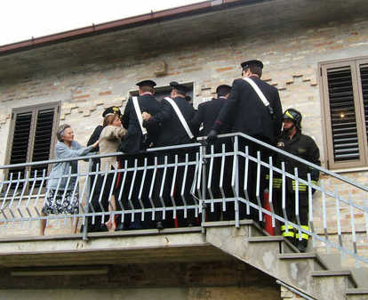 Caro Direttore A Milano l’Expo ha già aperto lo stand degli sfratti. Ampi saloni naturali a cielo aperto, con ospiti e arredi rigorosamente dal vivo. Aler (Regione Lombardia), ha deciso di vendere all’asta le case popolari. Chi ha i soldi fa affari con le case popolari, mentre aumentano le famiglie senza tetto. Tra gennaio e agosto 2013, 406 famiglie hanno occupato una casa (288 in case Aler, 118 in case del Comune) e nello stesso periodo 566 famiglie sono state sfrattate (292 Aler e 274 Comune). Altre 3 mila famiglie in case occupate resistono agli sgomberi. Partecipiamo alla protesta […]