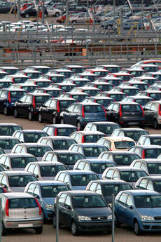 Redazione di Operai Contro, A settembre sono state immatricolate in Italia 106.363 nuove vetture, in calo del 2,9% rispetto alle 109.543 di un anno fa. Nei primi nove mesi del 2013 le immatricolazioni sono state 1.000.32, in flessione dell’8,34% rispetto allo stesso periodo del 2012. Lo comunica il ministero dei Trasporti e Infrastrutture. Fiat: -11,71% immatricolazioni gruppo a settembre – A settembre Fiat Group Automobiles immatricolato in Italia 29.227 nuove vetture, in flessione dell’11,71% rispetto alle 33.104 di un anno fa. Ad agosto le vendite del Lingotto erano in calo del 6,05%. Nei primi nove mesi del 2013 il gruppo […]