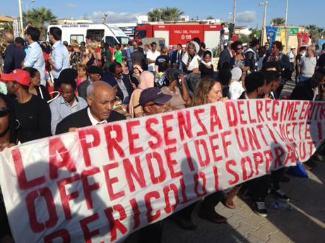 Spettabile redazione Cinque delle bare arrivate da Porto Empedocle, hanno avuto una degna sepoltura, qui a San Biagio Platani. Molto meglio che funerali di Stato. Per questa cerimonia il paese si è mobilitato, una settimana di lavori dettati dal cuore, per dare ai migranti morti una degna sepoltura. Con mille persone a rendere l’ultimo saluto a quei fratelli venuti da lontano e assassinati dalla Bossi – Fini. Il vicepresidente del Consiglio è stato apostrofato mentre le forze dell’ordine hanno fatto cordone attorno al ministro portandolo via: “Assassini… assassini, basta con la Bossi-Fini”. Alla cerimonia per le vittime non hanno […]