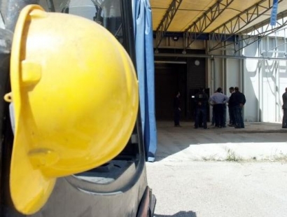 Redazione di Operai Contro, Un operaio – Francesco Falonardo, di 35 anni, di Alberobello (Bari) – è morto in un incidente sul lavoro avvenuto mentre stava facendo manutenzione a un nastro trasportatore all’interno della Vebad di Gioia del Colle (Bari), un’azienda specializzata nella fabbricazione di contenitori di vetro. Secondo la prima ricostruzione fatta dai Carabinieri, l’operaio potrebbe essere caduto dal nastro (probabilmente avviatosi all’improvviso) sbattendo contro uno spigolo. In Puglia: licenziamenti, cassa integrazione e morti Un operaio di bari
