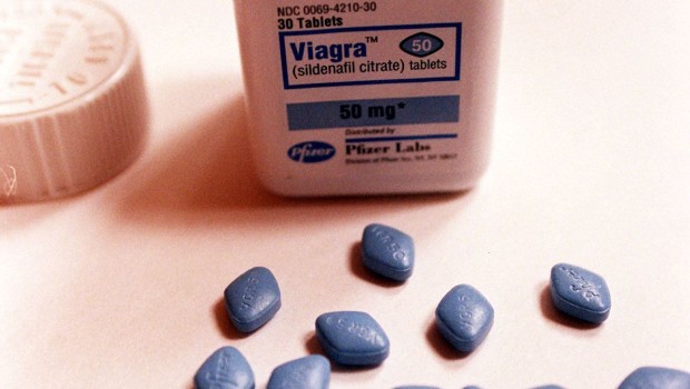 Egregio Direttore Mentre con la ricchezza accumulata dallo sfruttamento operaio, padroni e ricchi diventano sempre più ricchi e gli operai più poveri e disoccupati, la propaganda della borghesia continua a raccontare balle del tipo che, “per uscire dalla crisi bisogna investire in ricerca, brevettare i risultati per acquisire un vantaggio competitivo e ottenere un ritorno economico degli investimenti fatti”. La citazione dal Corriere Milano di ieri, è la vecchia riedizione degli investimenti produttivi, con in più la trovata del brevetto. Per uscire dalla crisi non c’è bisogno di inventare un bel niente. E se c’è un brevetto da assegnare, […]