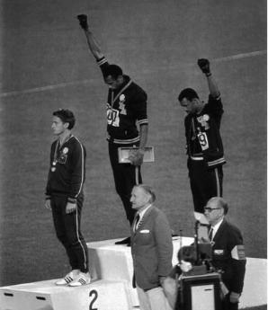 Redazione di Operai contro, forse siamo in pochi a ricordarci delle Pantere Nere. Giovani neri americani che cercarono di lottare contro la discriminazione razziale negli USA. Herman Wallace, ex membro delle Pantere Nere, è morto la notte scorsa dopo essere stato rilasciato appena martedì, per ordine di un giudice della Louisiana. Aveva 71 anni. Era stato condannato al carcere a vita per un omicidio che ha sempre negato e ha trascorso 40 anni in isolamento. Assieme a lui furono giudicati colpevoli anche Robert King, che è stato rilasciato nel 2001, e Albert Woodfox, che è rimasto in isolamento così […]