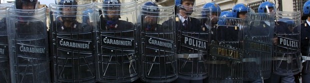 Redazione di Operai Contro, Oggi sfileranno a Roma i imovimenti antagonisti: sono contro l’austerity, il fiscal compact, la Tav in Val di Susa e il Muos in Sicilia. Lo stato democratico della Repubblica dei padroni ha preparato il comitato di accoglienza. Oltre 4mila gli agenti, tra piazzale Appio e Porta Pia. 210 funzionari della questura. 50 tra strade e piazze dove è impossibile lasciare l’auto. Cassonetti chiusi e presidio dei cantieri della Metro C.Roma In Italia si possono fare solo le processioni delle pecore al seguito dei mazzettari di CGIL-CISL-UIL Un simpatizzante dei movimenti di protesta