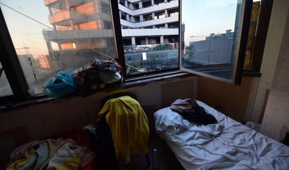 Redazione di Operai Contro, politici e padroni fingono di piangere per la strage di immigrati chel oro hanno causato. Ma cosa succede ai sopravvissuti? T’invio un articolo dell’Ansa   Migranti, odissea non finisce con sbarco Migliaia rifugiati a Roma: 1.250 ammassati in palazzo occupato di Teresa Carbone Sono ancora vivide le immagini dei cadaveri nei sacchi di plastica, corpi di migranti recuperati nelle acque di Lampedusa. La loro vita si è fermata in quella che è stata definita la tomba del Mediterraneo ma per quelli che ce la fanno a superare la traversata non sempre il futuro arriva. L’Italia […]