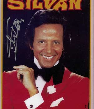   Egregio Direttore L’ultima versione (lungi dall’essere definitiva) della legge di stabilità, è un bel rompicapo anche per il mago Silvan. Dicono che non ci sarà più il taglio di 4,1 miliardi alla Sanità, ma non dicono dove taglieranno i 3,1 miliardi di spesa. Il governo Letta ha tempo fino al 31 dicembre per la stesura definitiva, alternando campagne di imbonimento, e inserimento di altre stangate. Poi ci sono le promesse, tipo: entro il 2016 le imposte caleranno di 1 punto. Anche gli euro che entrerebbero in busta paga, oltre che essere pochissimi, verrebbero assorbiti dai rinnovi contrattuali, indicizzati […]