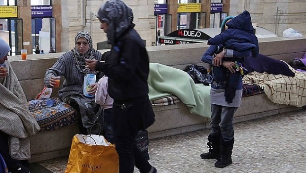 Caro Direttore, continua lo scempio nei confronti dei migranti. L’ospitalità e l’asilo politico per le persone che arrivano da paesi in guerra, o da paesi in cui non ci sono le più elementari condizioni di umana sopravvivenza, sono un obbligo previsto dalle convenzioni internazionali, oltre che umanitario. Un obbligo che il governo Letta non sta rispettando, come si è già visto nei tragici fatti di Lampedusa. Profughi siriani sono “parcheggiati” in stazione centrale a Milano. Erano 20 e dopo una settimana sono 300. Le autorità italiane dicono che spetta all’Europa e Majorino, assessore al welfare del comuna di Milano, […]