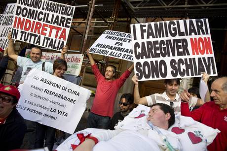 Redazione di Operai Contro, Raffaele Pennacchio, 55 anni, di Macerata Campania (CE), medico malato di Sla e componente del direttivo del Comitato 16 novembre onlus, è morto ieri sera a Roma in albergo dopo l’incontro con il governo e il presidio sotto il Mef.”Era stanco e provato per i due giorni di partecipazione alla nostra protesta per il diritto all’assistenza domiciliare ai disabili gravi” dice Mariangela Lamanna,vicepresidente della onlus. Raffaele Pennacchio, aveva partecipato sia al presidio sotto il Ministero dell’economia, la notte precedente, sia all’incontro con il governo. ”Raffaele si è battuto per accendere i riflettori sull’assistenza domiciliare ai […]