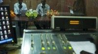 Redazione di Operai Contro, i padroni  occidentali sostengono e aiutano in Somalia un governo di ladri e assassini. Quando i giornalisti dicono la verità vengono uccisi. In Italia i giornalisti prendono ricche mazzette da politici e padroni. Dopo l’uccisione di 19 giornalisti negli ultimi mesi, l’irruzione della polizia nella sede di Radio Shabelle e  Sky FM Radio, nella capitale somala. MalmenatI tutti i presenti e arrestati 36 giornalisti su 68, costringendo così l’interruzione delle trasmissioni. In carcere anche l’editore di entrambe le emittenti. Tutti sono stati subito rilasciati, ma loro hanno chiesto di restare in cella per paura di essere uccisi Ti […]