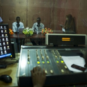Redazione di Operai Contro, i padroni  occidentali sostengono e aiutano in Somalia un governo di ladri e assassini. Quando i giornalisti dicono la verità vengono uccisi. In Italia i giornalisti prendono ricche mazzette da politici e padroni. Dopo l’uccisione di 19 giornalisti negli ultimi mesi, l’irruzione della polizia nella sede di Radio Shabelle e  Sky FM Radio, nella capitale somala. MalmenatI tutti i presenti e arrestati 36 giornalisti su 68, costringendo così l’interruzione delle trasmissioni. In carcere anche l’editore di entrambe le emittenti. Tutti sono stati subito rilasciati, ma loro hanno chiesto di restare in cella per paura di essere uccisi Ti […]