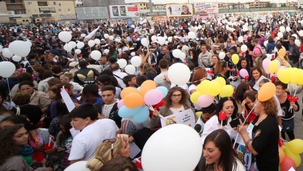 Redazione di Operai Contro Ti aspetti le istituzioni in prima linea, quelle capaci di dare una risposta concreta,  Non ci sono. In un corteo che non ha niente di normale. A Caivano, dove ogni giorno si sequestrano chilometri di terra o tonnellate di frutta e verdura perché avvelenati, così come a Giugliano, Acerra, Casal di Principe, Nola… L’ormai noto «triangolo della morte» seminato di tumori. Qui hanno inventato il business dell’intombamento dei rifiuti tossici. Sono tonnellate di scarti di fonderia, fanghi tossici, solventi, coloranti, vernici provenienti da tutta Italia e non solo. Tutti sotto terra, in buche profonde anche […]