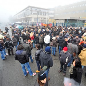 Redazione di Operai Contro, i sindacalisti illudono gli operai con la cassa integrazione. La cassa integrazione non è altro che un licenziamento. Dopo la cassa integrazione, il licenziamento. Il curatore fallimentare dell’azienda automobilistica De Tomaso, che ha stabilimenti a Grugliasco e Livorno, ha inviato le lettere di licenziamento a 900 lavoratori: Un operaio di Grugliasco