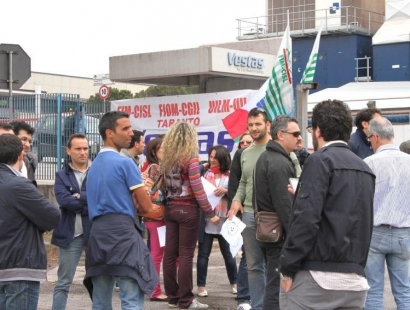 Redazione di Operai Contro, i successi dei sindacalisti ormai non contano Vestas chiude a Taranto. L’azienda che produce macchine e impianti eolici ha comunicato ieri sera ai sindacati metalmeccanici l’avvio delle procedure di licenziamento per le 147 unità dello stabilimento di Taranto. Proprio ieri erano partite le 13 settimane di cassa integrazione ordinaria chieste dall’azienda per far fronte al calo di commesse soprattutto con la macchina eolica «V90». Un operaio Vestas