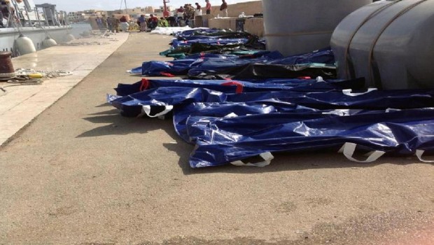 Redazione di Operai Contro, i padroni sono responsabili delle stragi del mediterraneo. I padroni hanno saccheggiato e continuano a farlo i paesi da cui provengono gli immigrati Il capitalismo costringe con la forza milioni di uomini ad emigrare I politici con le misure contro l’immigrazione sono corresponsabili delle stragi Abolire il reato di clandestinità . Chiudere i campi di concentramento CEI voluti dal Pd. Lasciare la libertà di movimento agli uomini Incarcerare i responsabili delle stragi Un operaio  