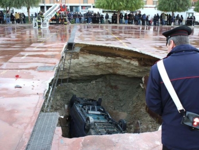 Redazione di Operai Contro, Riva colpisce ancora ti mando un articolo della Gazzetta del mezzoggiorno di FRANCESCO CASULA TARANTO – Lavori realizzati male e totale assenza di manutenzione. Sono queste, secondo l’architetto Salvatore Favale, le cause già individuabili per risalire alle responsabilità della voragine che si è aperta al mercato del quartiere Tamburi il 12 febbraio 2012 e che ha inghiottito un furgone con all’interno tre persone rimaste, fortunatamente, lievemente ferite. Nelle 84 pagine che compongono la relazione, il perito nominato dal giudice per le indagini preliminari Giuseppe Tommassino, pur premettendo che sarebbero necessari ulteriori accertamenti «per potere affermare […]