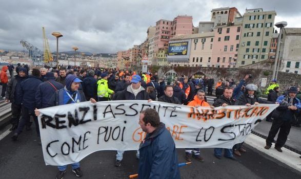 Egregio Direttore Raggirati da una votazione truffa, dopo 5 giorni di sciopero ininterrotto i tranvieri di Genova sono tornati al lavoro. I problemi che li avevano spinti a scioperare sono rinviati, mentre da subito le linee di autobus collinari andranno in subappalto e non si parla più di 400 esuberi. “E’ stata una votazione pilotata, vedrete che nel 2015 ci asfalteranno”. Questi i commenti a caldo dei tranvieri incazzati. Ben diversi i commenti degli intrattenitori dei salotti televisivi alla Gad Lerner, che sulla “Repubblica” scrive tirando un sospiro di sollievo perché: “ gli autoferrotranvieri rinunciano a far da miccia […]